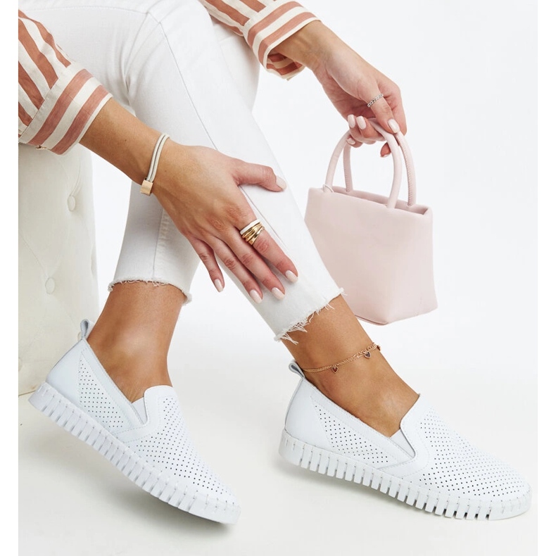 Sapatos brancos de couro vazado da Vinceza 1