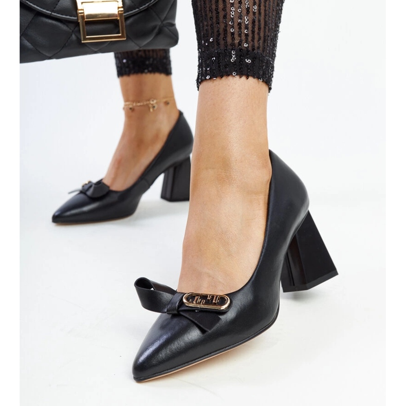 Scarpin preto de couro com salto alto, Vinceza. 1