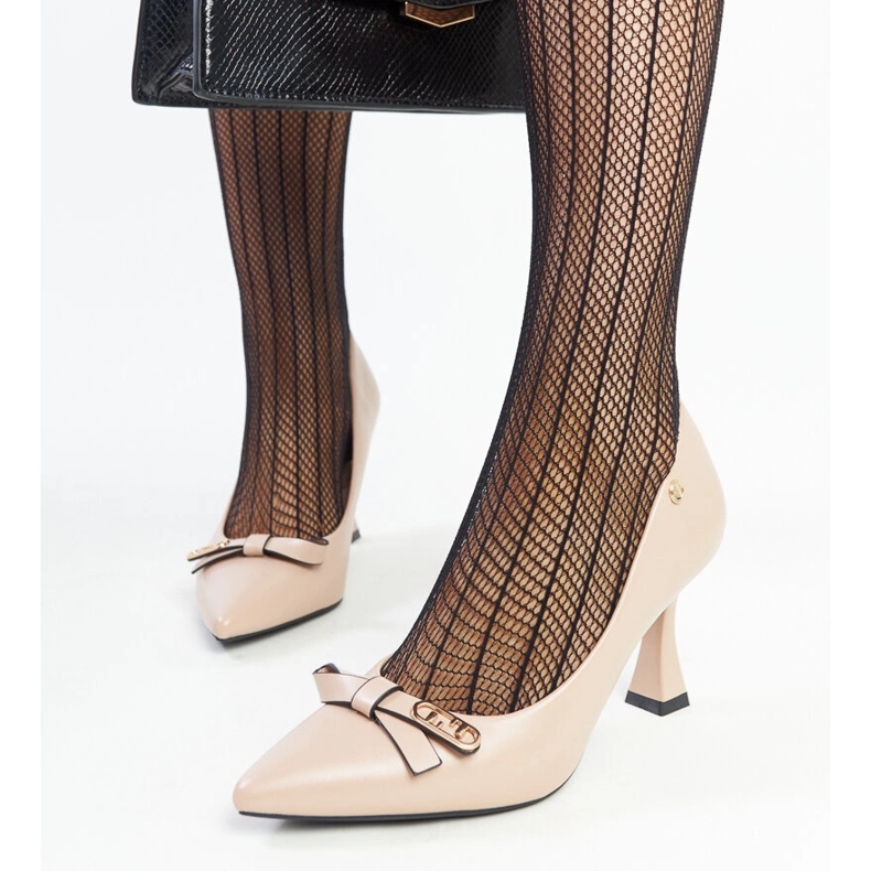 Sapatos de salto alto bege da Vinceza 1