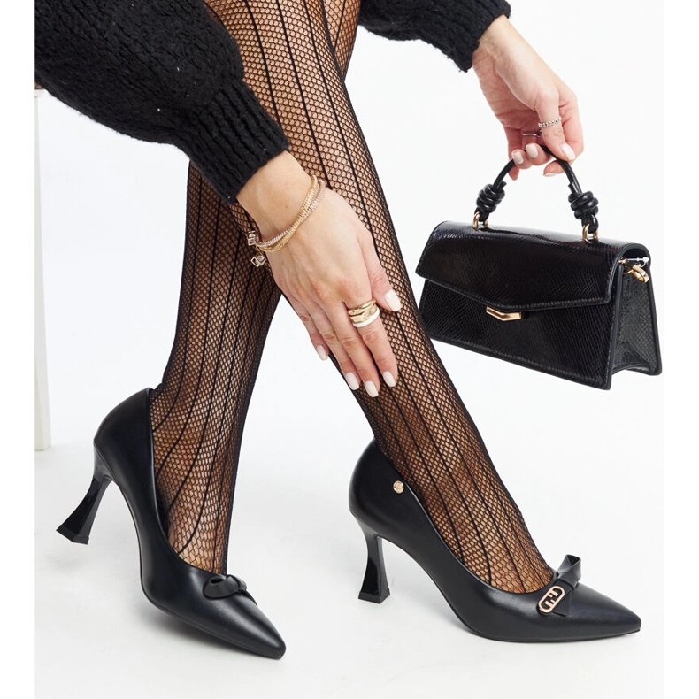 Sapatos pretos de salto alto da Vinceza 1