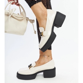 Sapatos de salto alto bege envernizados da Vinceza 1