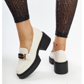 Sapatos de salto alto bege envernizados da Vinceza 2