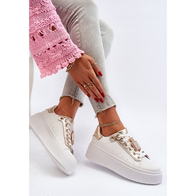 Tênis feminino branco com decoração Celedria 1