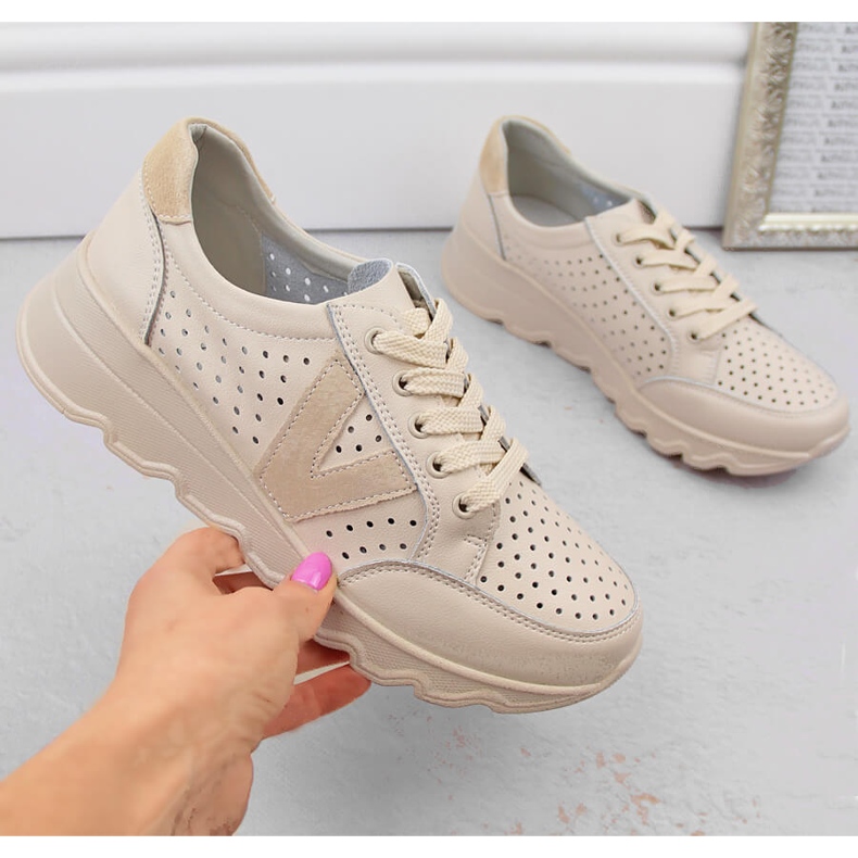 Calçado esportivo feminino de couro perfurado, bege Vinceza 7875 1