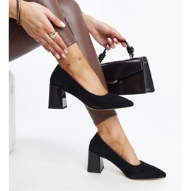 Scarpin preto de couro com salto alto, Vinceza. 1