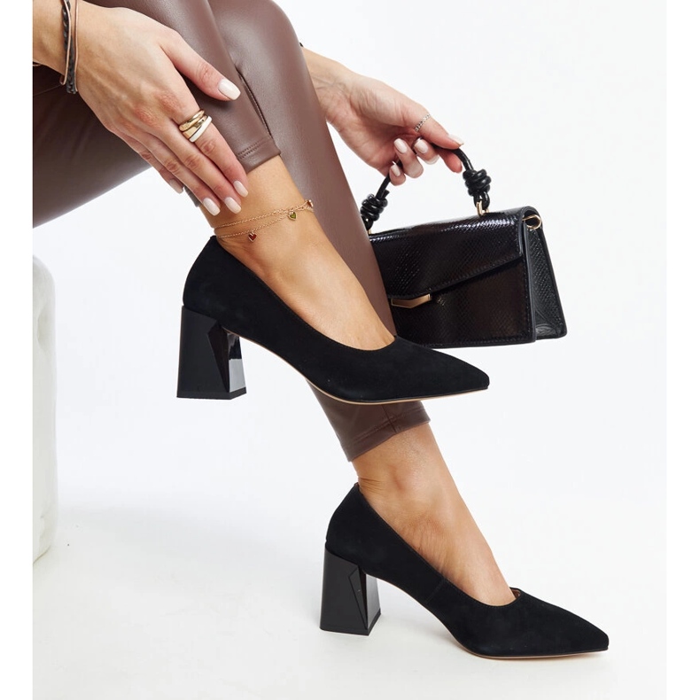 Scarpin preto de couro com salto alto, Vinceza. 1