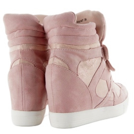 Tênis de camurça com fechamento em velcro rosa 1