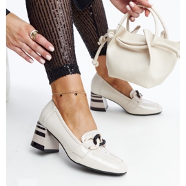 Sapatos bege de couro envernizado da Vinceza 1