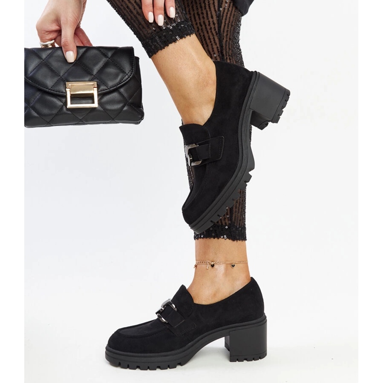 Sapatos pretos com palmilha de couro da Vinceza 1