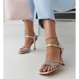 Sandálias de salto alto bege claro e brilhantes da Ankica 1