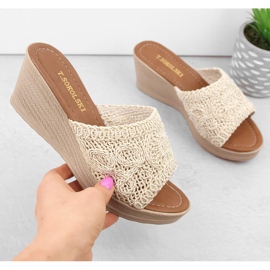 Sandálias femininas de cunha bege T.Sokolski 321 1