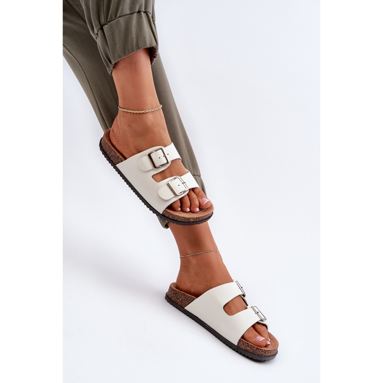 Chinelos femininos com fivelas, brancos 1 Chinelos femininos com fivelas, brancos 1