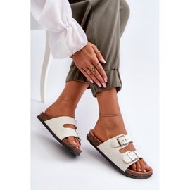 Chinelos femininos com fivelas, brancos 2 Chinelos femininos com fivelas, brancos 2