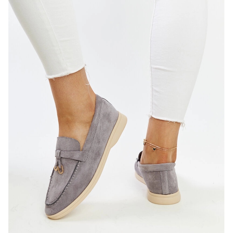 Mocassins cinza com pingente de metal da Fiorano 1