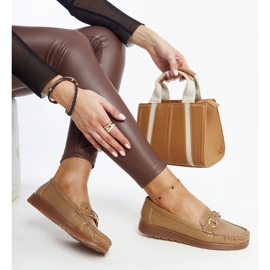 Mocassins bege escuro com fivela da Anisah 1