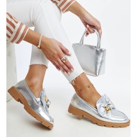 Mocassins prateados com alfinete decorativo da Bogumil prata 1