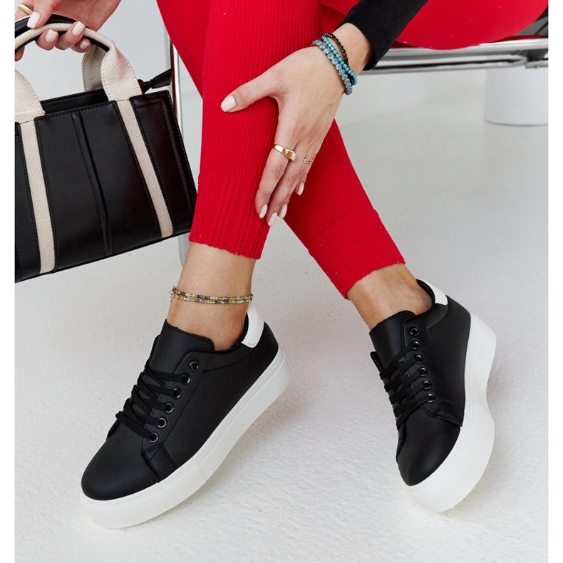 Tênis preto com sola grossa Ruta 1