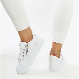 Calçado desportivo branco decorado com perfuração Chiusi 1