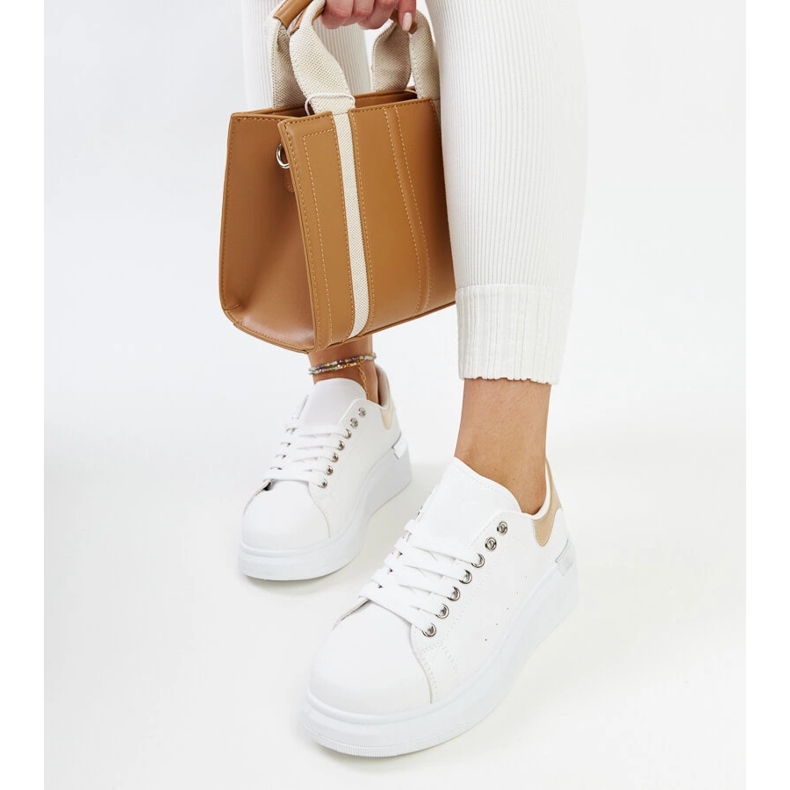 Calçado desportivo branco com inserção Meriana dourada 2