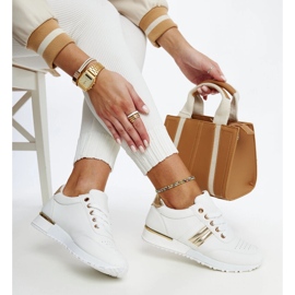 Tênis branco e dourado na plataforma de borracha Nihad 1