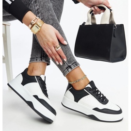 Tênis branco e preto com sola grossa Rumai 1