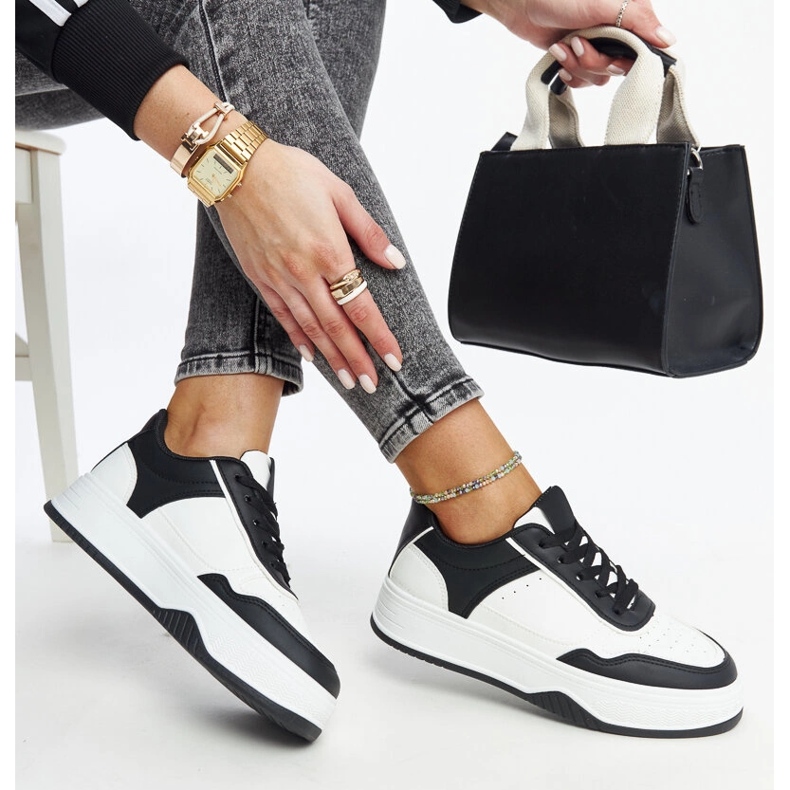 Tênis branco e preto com sola grossa Rumai 1