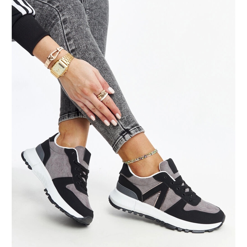 Tênis preto e cinza na plataforma Sanela 1