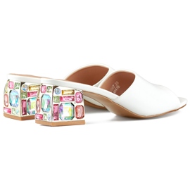 Chinelos femininos brancos de salto baixo com cristais 1