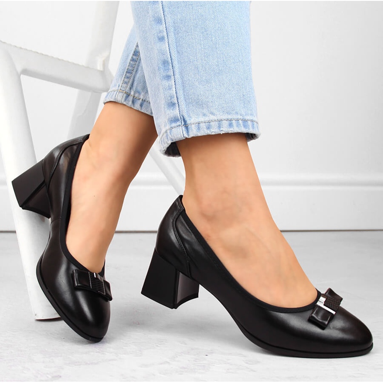 Sapatos femininos de couro preto com salto decorativo, Filippo DP6178 1