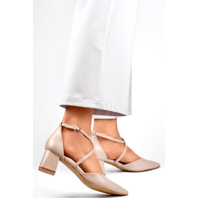 Sapatos bege com tiras e salto baixo 2
