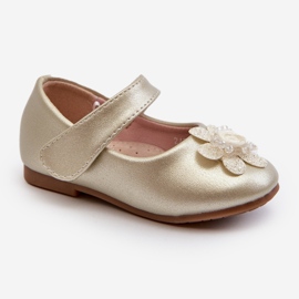 Sapatilhas infantis com fecho de velcro e decoração em serinda dourada dourado 1 Sapatilhas infantis com fecho de velcro e decoração em serinda dourada dourado 1