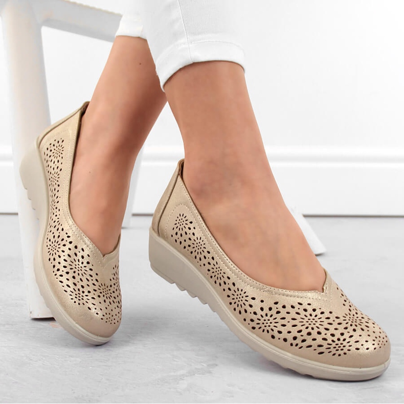 Sapatos femininos com cunha dourada perfurada Potocki 90300 dourado 1