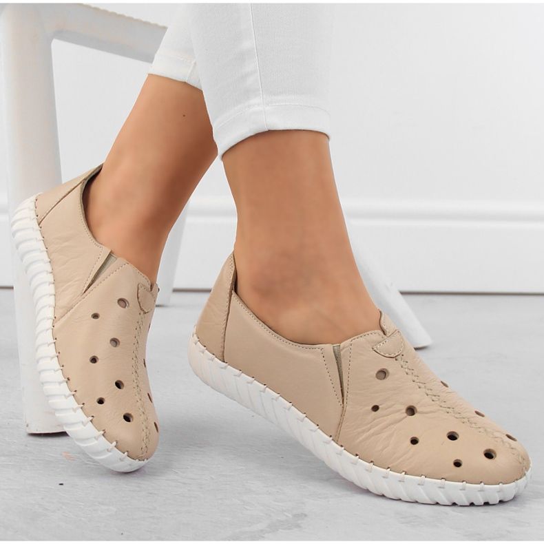 Sapatos femininos de couro com aberturas, bege Artiker 54C0561 1
