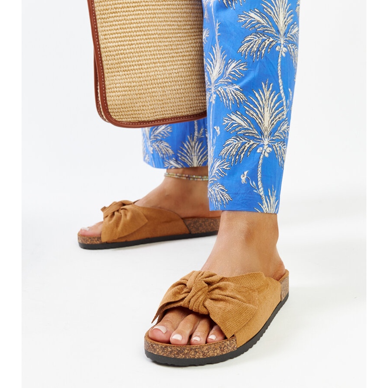 Chinelos marrons com sola de cortiça da Aamu castanho 1