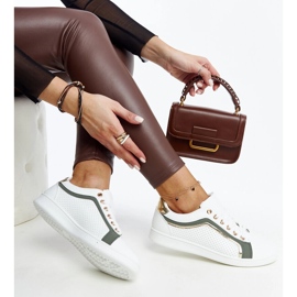 Tênis branco e verde na plataforma Amala 1