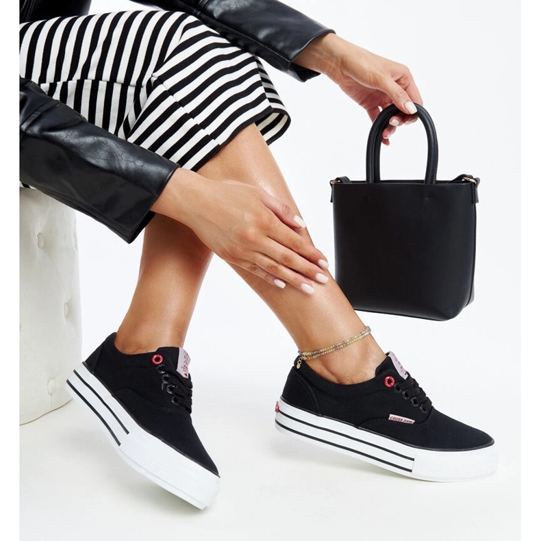 Tênis feminino preto com sola grossa, Cross Jeans 1