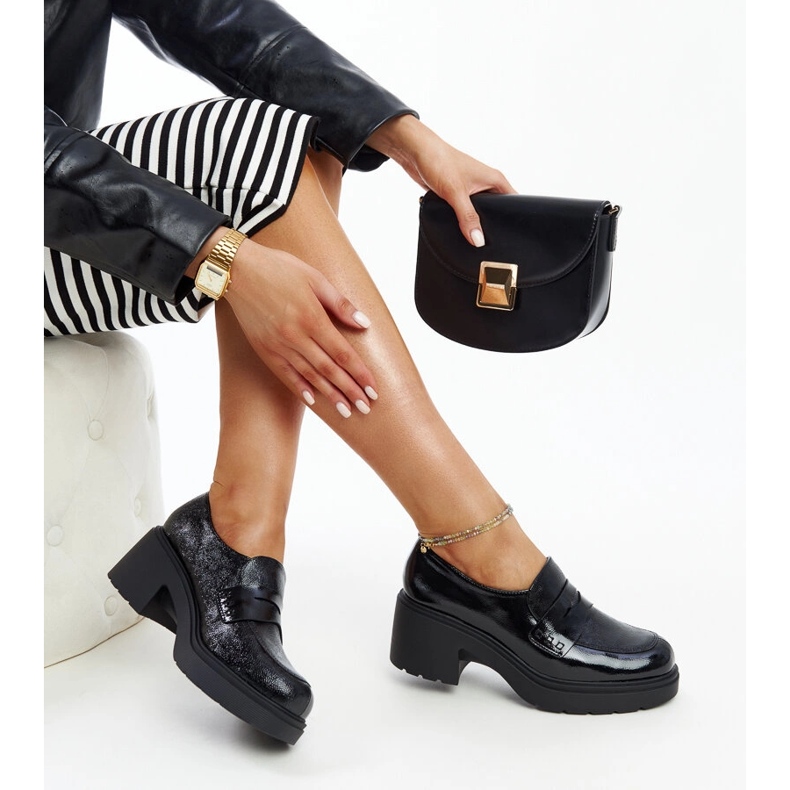 Sapatos pretos de couro envernizado 1