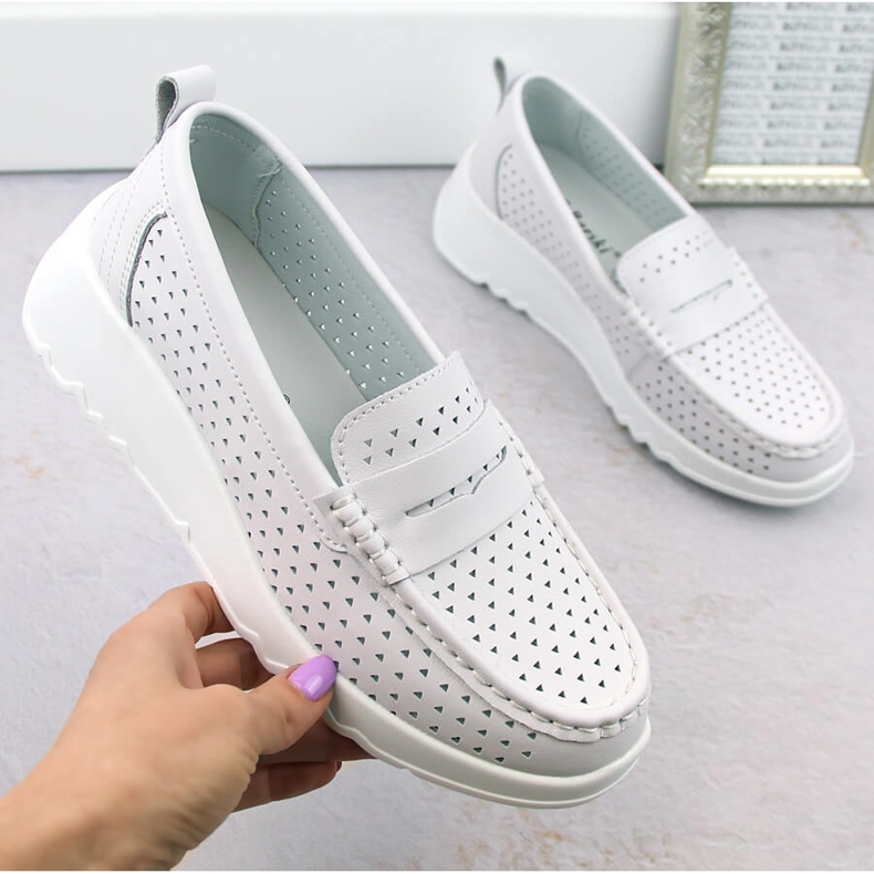 Sapatos femininos confortáveis ​​de couro perfurado, branco S.Barski LR509 1