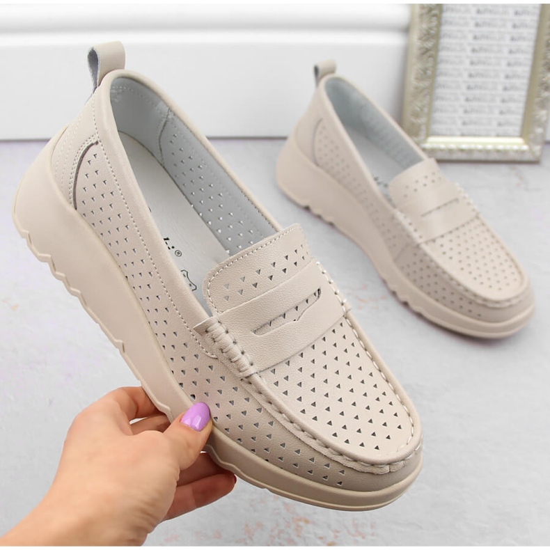 Sapatos femininos confortáveis ​​de couro perfurado, bege S.Barski LR509 1