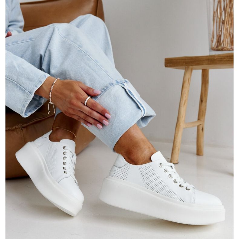 Sapatos de couro azul com fivela decorativa branco 1