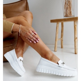 Mocassins femininos de couro branco 1