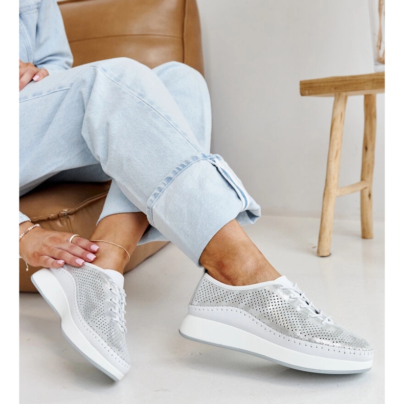 Tênis de couro prateado na plataforma Amana prata 1