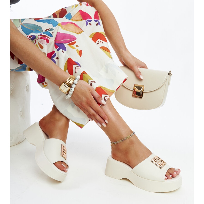 Chinelos de couro bege com fivela Halabi 1