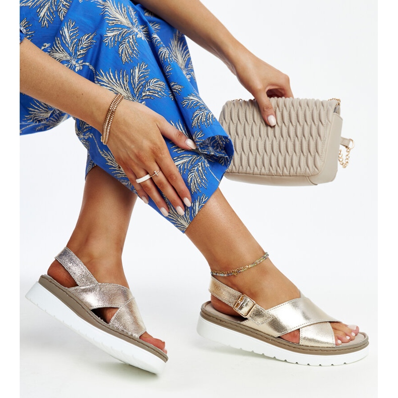 Sandália plataforma Ithar dourada em couro dourado 1