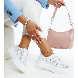 Sapatos de couro azul com fivela decorativa branco 1