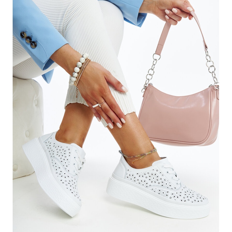 Sapatos de couro azul com fivela decorativa branco 1