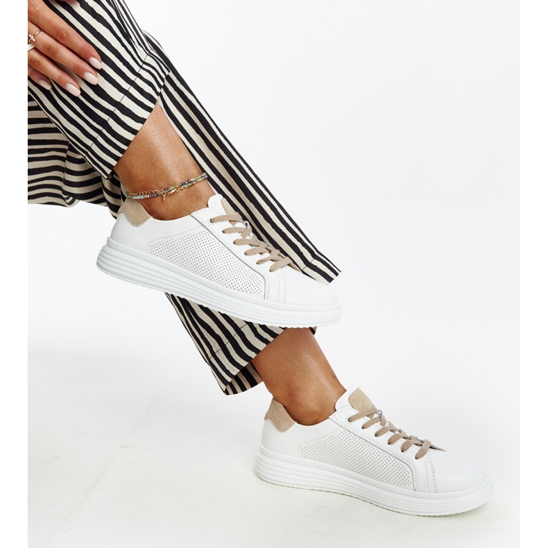 Sapatos de couro branco e bege 1