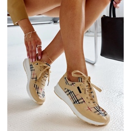 Sapatos de couro bege com fivela decorativa 1
