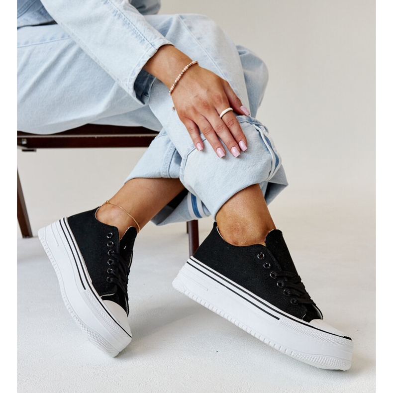 Tênis preto com sola grossa Bahira 1