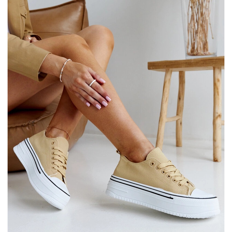 Tênis bege escuro com sola grossa Bahira 1